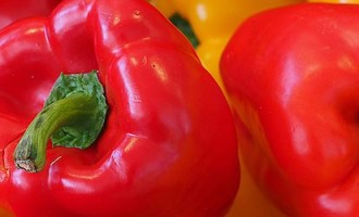 red-bell-peppers-up-close-750x250